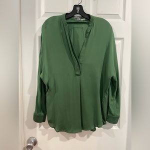 Vince. Green blouse. 100% silk. Size small